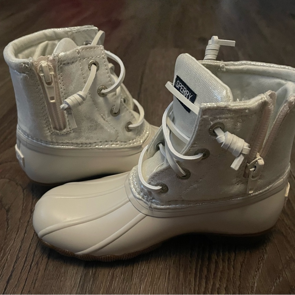 Sperry Saltwater Boot Ivory, I have girls sizes 12 and 1, new in box